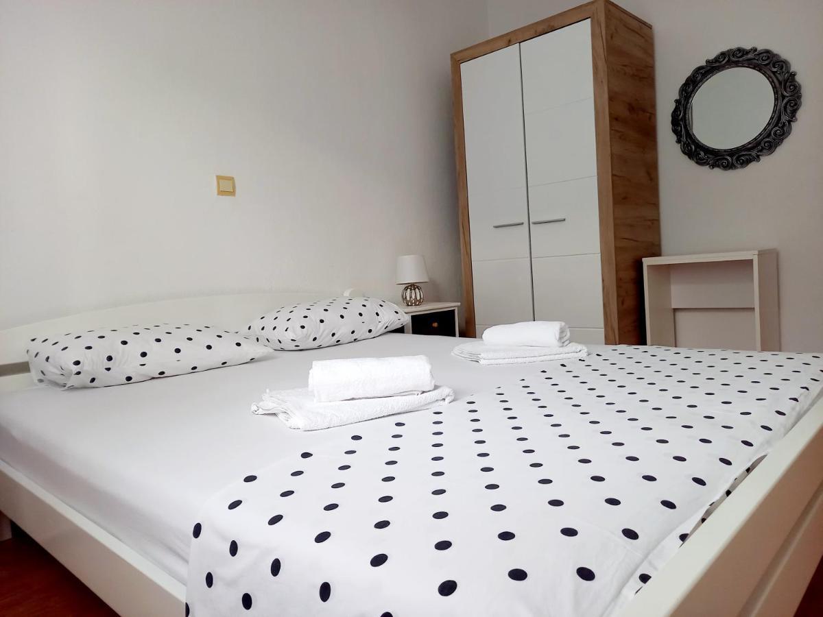 Apartments Marusic Макарська Екстер'єр фото