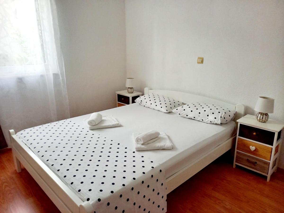 Apartments Marusic Макарська Екстер'єр фото