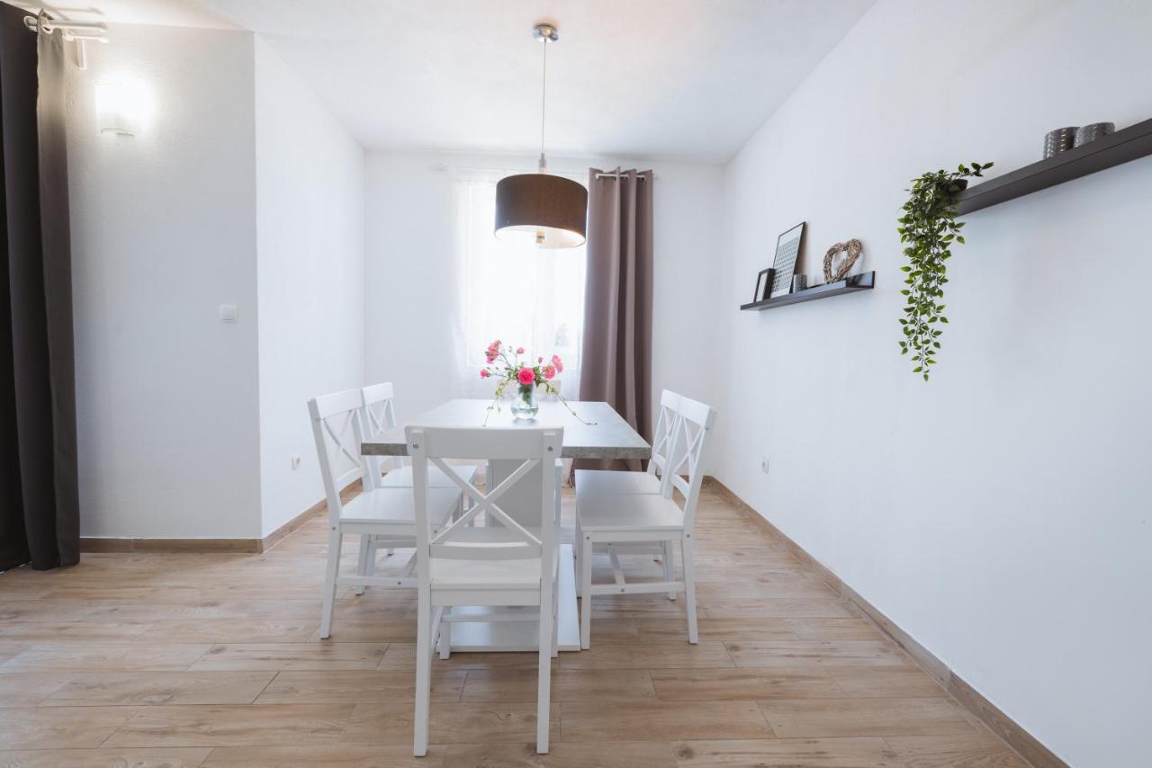 Apartments Marusic Макарська Екстер'єр фото