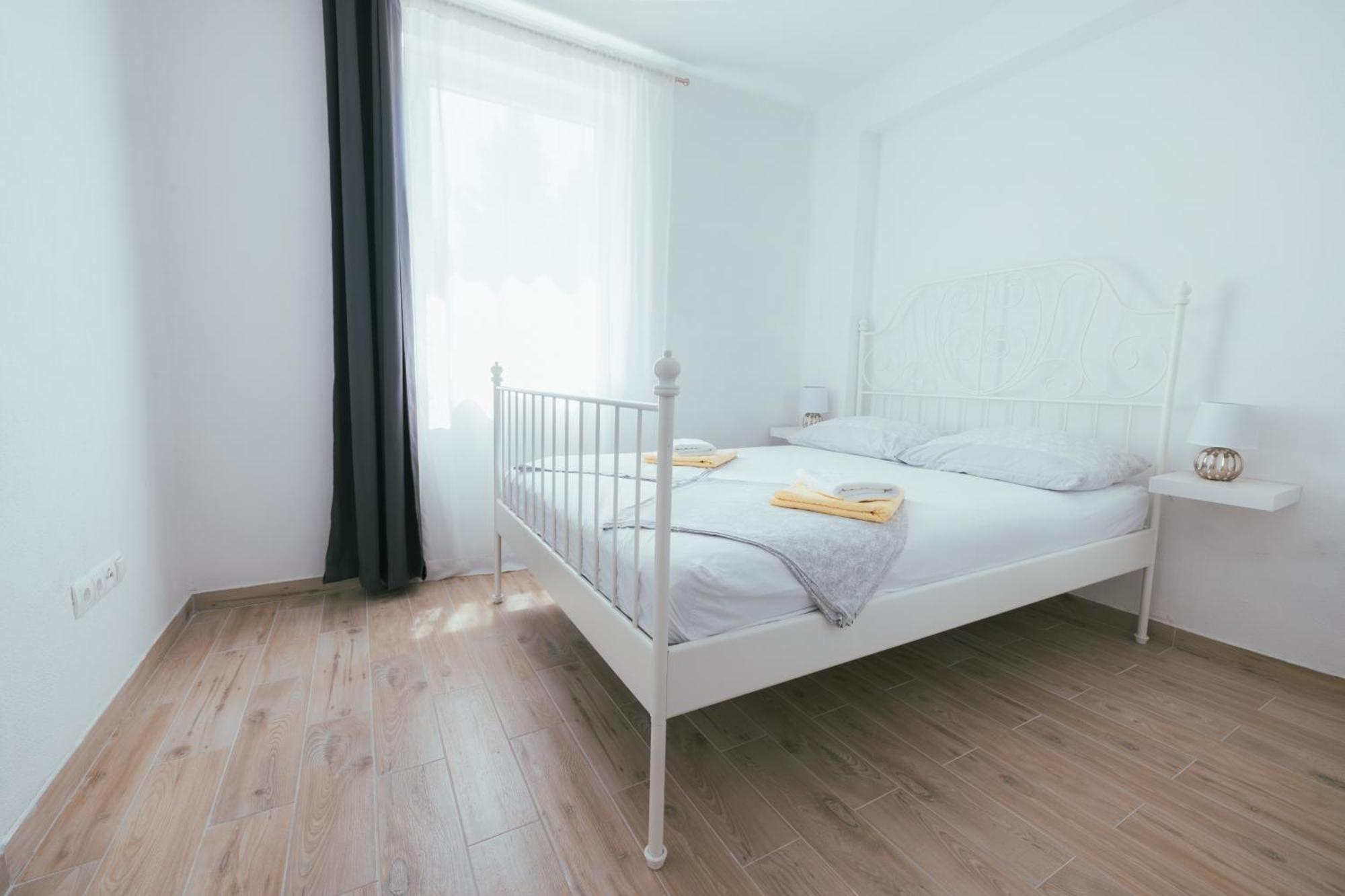 Apartments Marusic Макарська Екстер'єр фото