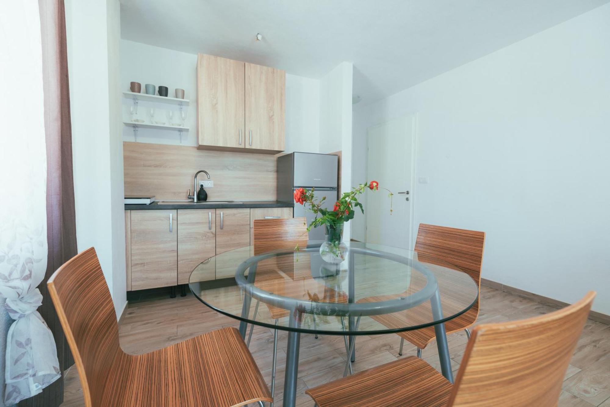 Apartments Marusic Макарська Екстер'єр фото